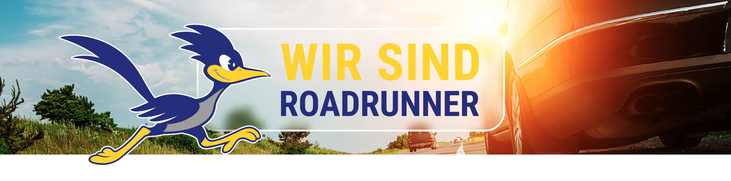 Wir sind Roadrunner – Maskottchen mit LKW auf Landstraße im Gegenlicht